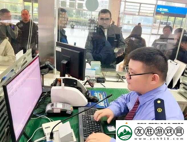 售票員手持小物件認真細致查票工作日常