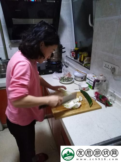 中午媽媽在廚房做飯網友